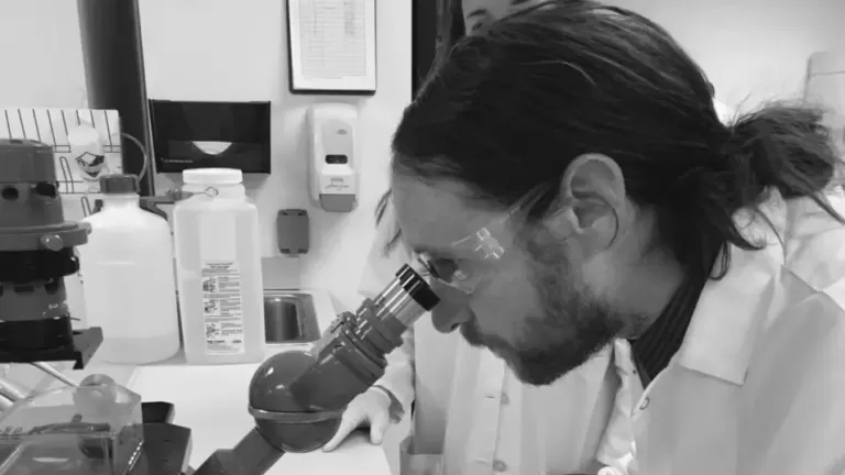 MIKE EINZIGER DE LA BANDA INCUBUS